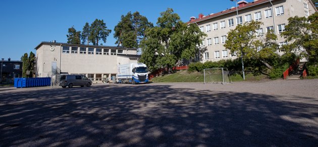 Stadsdirektör Petra Theman föreslår att Katarinaskolans tillbyggnad placeras på skolans nuvarande tomt.