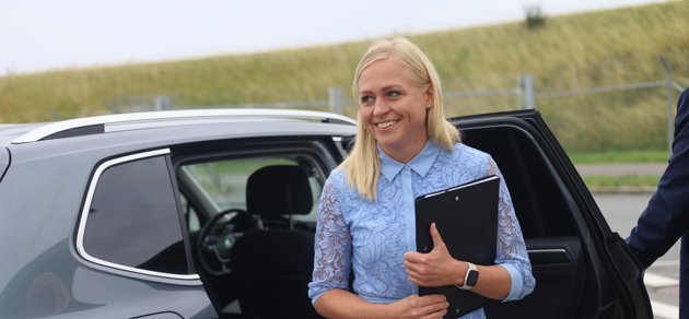 Elina Valtonen är en effektiv utrikesminister som avlägger besök i två länder på en och samma dag.