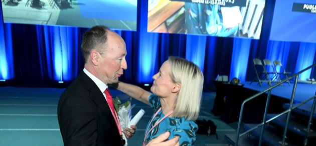 Jussi Halla-aho utsågs till Sannfinländarnas presidentkandidat. Han gratuleras av Riikka Purra, som återvaldes som partiordförande vid Sannfinländarnas partikongress i Tammerfors.