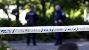 Polisen spärrade av ett område efter att en avliden person hittats i Violaparken i Helsingfors.