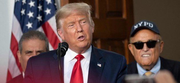 USA:s expresident står nu åtalad på sammanlagt 91 åtalspunkter. I bakgrunden syns Trumps personliga advokat Rudy Giuliani. Bilden är tagen i augusti 2020.