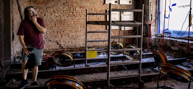 Hans Sundell inspekterar skadorna efter vattenskadan som uppstod i mars.