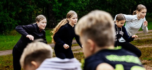 I fjol fick flickorna och pojkarna i Helsingfors grundskolor tävla i samma klasser i friidrottstävlingar. Arkivbild. 