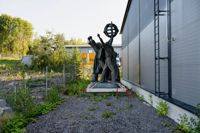 Statyn Världsfreden står i dagsläget bakom Estlander Racings lager på Eriksnäs industriområde i Sibbo. Där har den stått i över ett år.