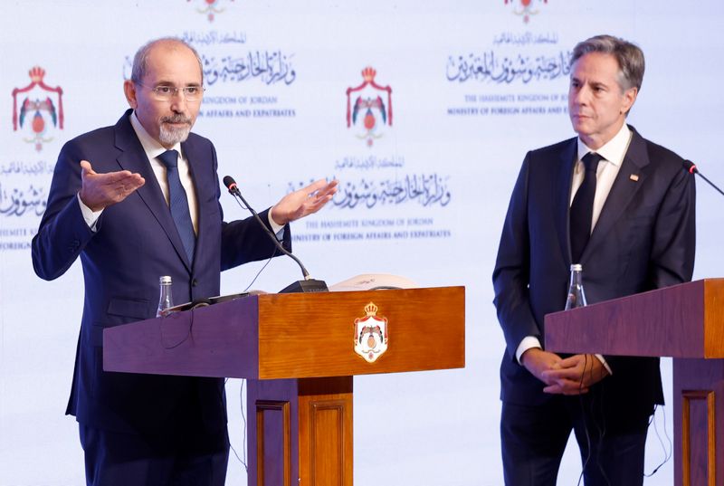 Jordaniens utrikesminister Ayman Safadi och USA:s dito Antony Blinken på en presskonferens på lördagen.
