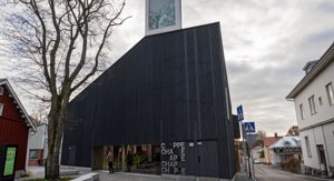 Västra Nylands museum får ta emot en samling på cirka tusen fotoböcker av Fotocentrum Raseborg. Ett villkor för donationen är att en utställning ordnas i konstmuseet Chappe.