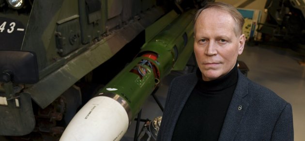 Luftvärnsmuseets direktör Esa Kallioniemi med en sovjetisk Buk-luftvärnsrobot, som Finland använde tidigare.