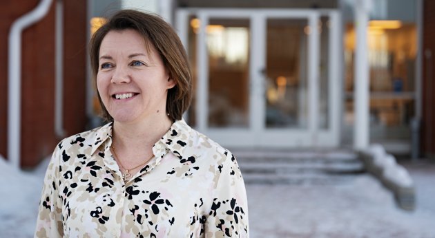Kommunutvecklingsdirektör Jytta Poijärvi-Miikkulainen har fått den kniviga uppgiften att räkna ut vilken nytta Sjundeå har av simhallen. 