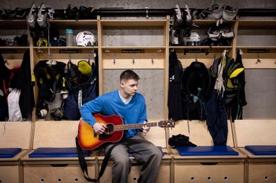 Det er længe siden, at 18-årige Isak Klok sidst har besøgt omklædningsrummet i Herning Ishockey Klub. Efter han kom videre i »X Factor«, har han sagt farvel til ishockey.