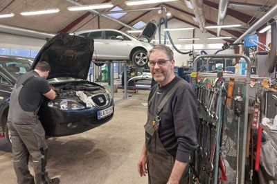 Michael Hesselvig er klar med pølsevogn, softice og fadøl, når han holder åbent hus ved Kibæk Autoværksteds 25-årsjubilæum fredag 4. april. Ved den ældre Seat står en af hans tre svende, Oliver Christensen.