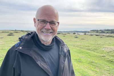 Lars Novrup Frederiksen ved Stubbergård Sø, hvor historien om Kirstine tager sin begyndelse.