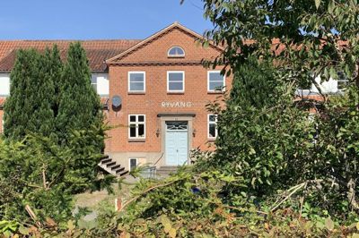 Brugsforeningen Tryg har købt Ryvang i Ry for 4,3 millioner kroner. Det næste års tid skal bruges på at lave en køreplan for en kommende renovering - og at finde penge til denne.