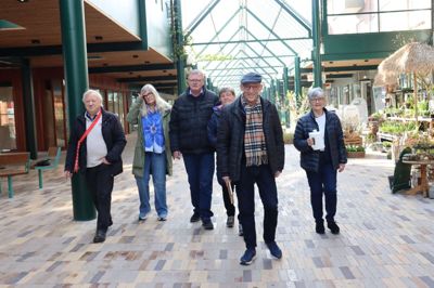 Fra venstre ses Henning Busk, Lene Thoustrup, som er styregruppemedlem, distriktsleder Jens Peter Hammer Larsen, Birthe Pedersen og Ellen Engvang Nielsen, som begge er indsamlere. Forrest ses Jens Arne Poulsen.