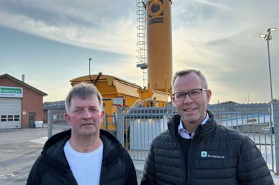 Videbæk Borgerforenings bestyrelsesmedlem Kurt Nybo (tv) og Fibo Intercon-direktør Henrik B. Jeppesen foran virksomhedens »beton-automat«, som man kan høre nærmere om på borgerforeningens generalforsamling.
