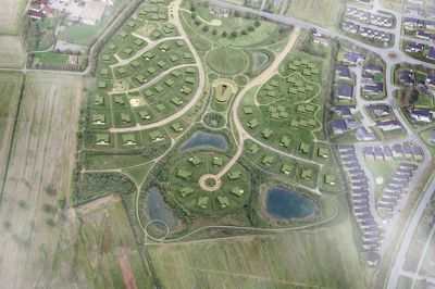 Den planlagte udstykning skal ligge på markerne tilhørende gården på Lundvej 36, hvor det 200 år gamle stuehus (øverst) bliver bevaret. På den nuværende boligvej Østerlund (til højre) er naboerne nervøse for, hvad det nye projekt kan komme til at betyde for deres udsigt og trafikken i området. Visualisering: Impletio Design og Arkitektur