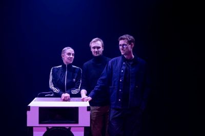 Fra på torsdag kan man opleve Kimmie Liv Sennova, Lue Støvelbæk og Johannes Nymark i »Albert Was Here« på Herning Ny Teater. Forestillingen kredser om den nu afdøde youtuber Albert Dyrlund og folks brug af internettet.