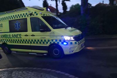 En 45-årig håndværker kunne selv gå ud til ambulancen efter at have skåret sig i kinden med en vinkelsliber.