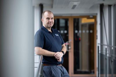 49-årige Claus Hansen er indehaver af rekorden for flest dømte kampe i Metal Ligaen. Ved verdensmesterskaberne på hjemmebane skal herningenseren være med til at skabe optimale betingelser for VM-dommerne.