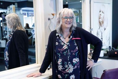 Anette Holmberg har sammen med resten af bestyrelsen i Aulum Handelsforening - Louise Svane-Skov og Anders Kirkevang - kaldt foreningens medlemmer til ekstraordinær generalforsamling. Den finder sted i frisørsalonen Hårtotten, som Anette Holmberg har drevet i 42 år.