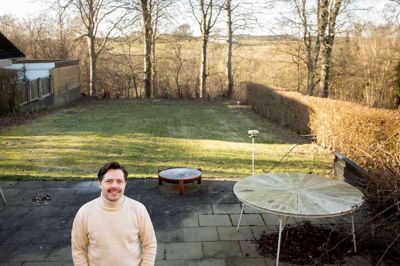 Kenneth Vestergaard Søbjerg har en have, der skråner ned mod Krabbes Grønne Ring, så der er masser af vidt flora og fauna, der bare venter på at komme ind fra den side. Foto: Jakob Stigsen Andersen