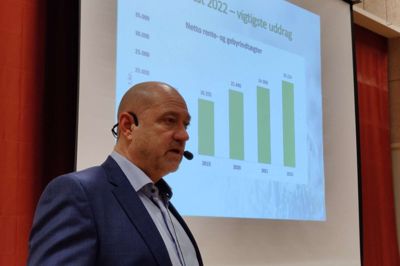 Jan Kirkensgaard er bankdirektør for et af landets mindste selvstændige pengeinstitutter, og han giver gerne råd om penge. Selv tjener han gode penge, men det er hans erfaring, fra da han var 13 år, han husker og stadig lever efter. Dengang fik han udbetalt sin første løn.