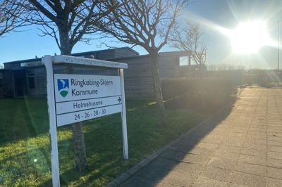 Siden nytår har Holmehusene i Ringkøbing været på en faglig rutsjebanetur. Fra at være lukningstruet over at være under skærpet tilsyn til nu at få stort set topkarakterer på alle parametre, institutionen bedømmes efter. Holmehusene slipper for at skulle lukke, og er ikke længere under skærper tilsyn.