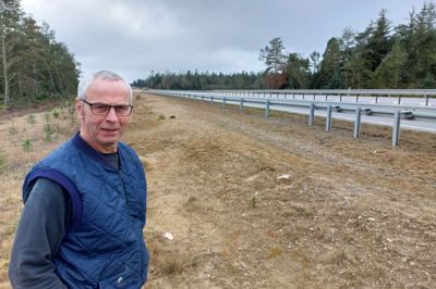 Ivar Lyhne ved jorden han ikke ejer mere, men stadig betaler skat af staten. Nu er meldingen fra Vurderingsstyrelsen, at han skal fortsætte med at betale grundskyld til Vurderingsstyrelsen har fået styr på sagen.