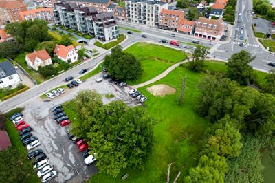 I dag er der parkeringspladser på hjørnet af Sølystvej og Borgergade. Alderslyst-Søholt Lokalråd foreslår, at parkeringspladsen skal reduceres til kun at have 10 p-båse med tidsbegrænsning. Det vil frigøre mere plads til et grønt område.