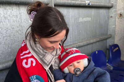 Valdemar på otte måneder sad ved sin mor, Matilde, da der blev kastet kanonslag efter SIF-fansene på Brøndby Stadion. Nu får de muligheden for at se Silkeborg IF spille i trygge rammer på Jysk Park sammen med far Andreas og farfar Jens-Erik.