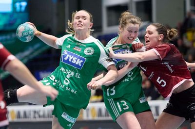 Andrea West Bendtsen med bolden og Mathilde Kristensen med nummer 13 får nøgleroller i de kommende kampe.
