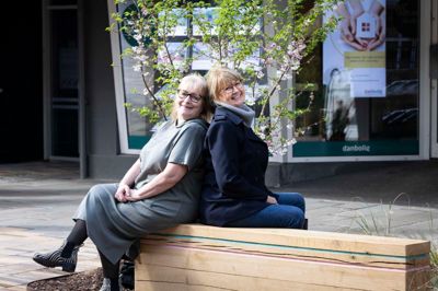 Laila Kempel (t.v.) og Anne Dalsgaard fylder begge 60 i foråret. 21. marts fylder Anne Dalsgaard år som den første af de to, mens Laila Kempel følger trop 14. april.