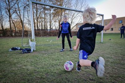 Mikkel Madsen Hansen agerede målmand, mens Vilhelm fra U5-holdet svingede venstrebenet, og »Månedens Buket«, stod lænet mod stolpen