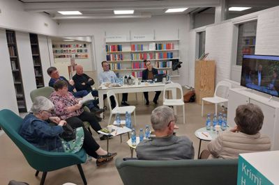 Borgermødet om kommuneplanen trak syv deltagere til biblioteket i Kibæk. Med ryggen til i sofaen er det Gytte og Knud Sunesen, og fra venstre ses Else og Susanne Brogaard Ostersen, Erik Kjær Thomsen, Kaj Thomsen, Claus Sørensen og byplanlægger Cristina Mateescu, Herning Kommune.