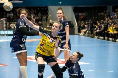 Markéta Jerábková bryder igennem til en af sine mange scoringer for Ikast Håndbold.