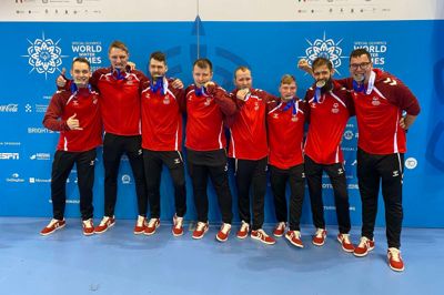 Niels Hindborg Kristensen (t.h.) Dan Thisted (lige ved siden af) samt Frederik Sandgaard (nummer to fra venstre), der alle spiller i Herning Pirates Floorball Club, var en del af det danske landshold, der vandt sølv ved Special Olympics Winter Games i Torino. Foto: Pr-foto