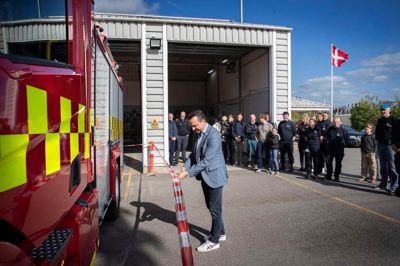 I 2023 indviede borgmester Frands Fischer den nye sprøjte på brandstationen i Ry. Men der er udfordringer med at finde folk nok, der kan køre bilen.