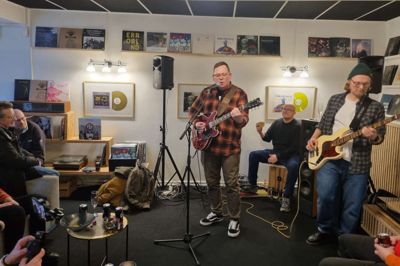 Guitarist Casper Gammelgaard sang for, da Modvind gav prøver på deres musik ved receptionen til udgivelsen af deres album »En Af Os«. Bassist Arnstein Jacobsen og trommeslager Kenneth Rotvig Kristiansen fulgte trop, mens tilhørerne vippede med både hoved og fødder.