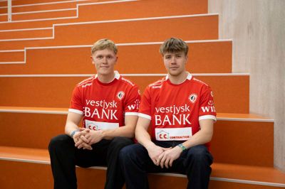 Malte Pedersen (t.v.) og Nicolai Snogdal er fra næste sæson nye aktører i HCM-trøjen. Den 22-årige duo har underskrevet toårige kontrakter med Herning-klubben.