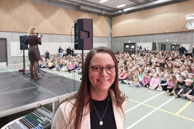 Børn fra indskolingen og mellemtrinnet på Lindbjergskolen havde torsdag fællessang med Stine Bramsen. Fællessangen var en præmie til Lindbjergskolen, der med afdelingsleder Tanja Thomns i spidsen arbejder for, at eleverne skal synge med sammen.
