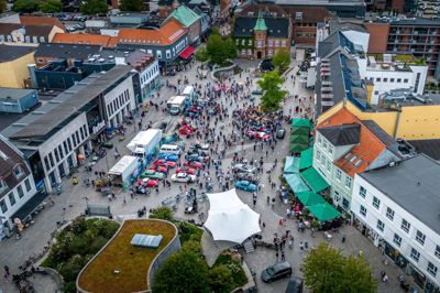 - Blandt borgere og i vores følgegruppe har der været et stort ønske om at kunne udvikle nye initiativer til byens torve og pladser, men også på at det skal være lettere at få tilladelse. Det fungerer ikke godt nok, siger Birgit Holst, Silkeborg Kommune, om forslaget om en ny bylivskoordinator, der kan være med til at puste nyt liv i midtbyen. Her oversigt over Automania, der i 2025 trak folk til midtbyen.