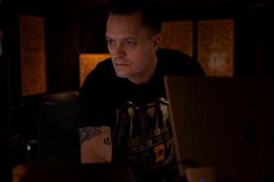 50-årig Terry Goldenbeck i sit hjemmestudie, hvor musikken bliver produceret.