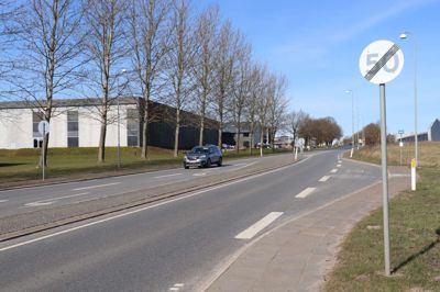 Efter dette skilt kan bilisterne træde på speederen - men kun i 400 meter. Derefter må man igen kun køre 50 kilometer i timen på Jyllandsgade i Ikast. Det undrer en læser sig over.