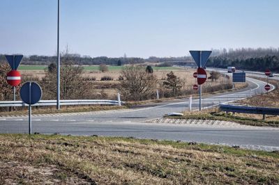 Det var på denne frakørselsrampe fra Herningmotorvejen, at Vejdirektoratets observatører torsdag morgen konstaterede kø. - Det vigtigste i den henseende er, at køen holder sig inden for rampen og ikke støder helt ud til motorvejen, siger observatør.