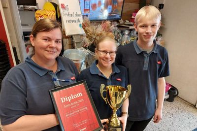 Dagli'brugsen i Arnborg er kåret som årets butik blandt de 38 brugser i det midt- og vestjyske. Fra venstre er det det souschef Stina Steensgaard, brugsuddeler Annika Skovgård Thrane og ledertrainee-elev Phillip Jensen.