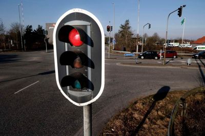 Flere læsere fortæller, hvor frustrerende de synes, det er, at skulle holde for rødt lys. Men det er en ganske kompleks sag at skab et godt flow i trafikken.