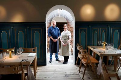 I 30 år har Kent og Lone Nissen serviceret gæsterne på A Hereford Beefstouw i Lund, og næsten lige så længe har de dannet par. Jubilæet blev holdt sammen med tre generationer Damgaard samt flere andre jubilarer fra landets Beefstouws i restauranten i Tivoli i København.
