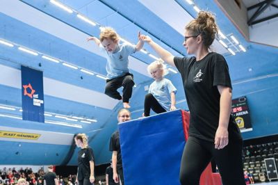 For nogle unge gymnaster var der langt ned, mens andre tog springet i fuld fart. IGF øgede i løbet af 2024 sit medlemstallet med omkring 60, og langt de fleste af de cirka 600 gymnaster deltog i lørdagens forårsopvisning, meddeler klubben. Foto: Erik Kreuzfeldt