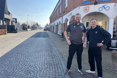 Østergade og Søndergade. Sådan står der på husgavlen bag butiksindehaver Emil Hansen og medarbejder Kristian Sav Madsen (t.h.). Begge er ikke i tvivl om, at de trafikale forhold er vigtige for detailhandlen. Butikken i Vildbjerg har parkeringspladser lige udenfor døren. Det er noget, kunderne sætter stor pris på.