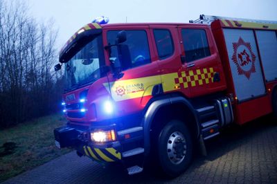 Tirsdag eftermiddag rykkede brandvæsenet ud for at få bugt med en større naturbrand i Ejstrupholm. Foto: Flemming Hansen