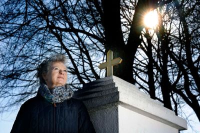 Siden marts 2024 har Lone Rahbek besøgt kirkegården i Assing syd for Kibæk, hvor hendes søn, Peter Rahbek, blev bisat.